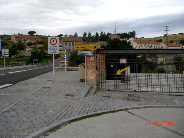 Caminoen går over broen og den gule pilen peker på inngangen til alberguet i Ávila