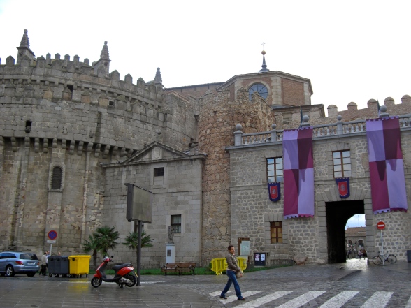 Den fantastiske bymuren rundt gamlebyen i Ávila 